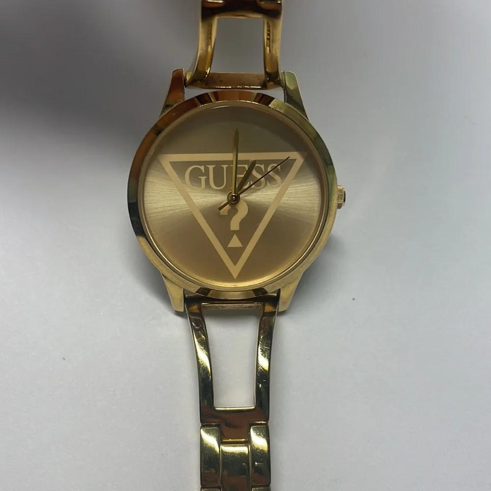 Guess woman’s gold